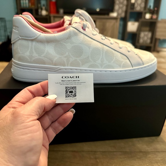 Coach Clip Low Top Sneaker In Signature Canvas in Optic White Petunia Size 10 - Picture 11 of 13